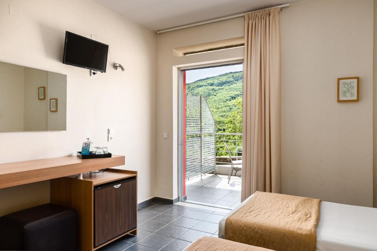 Gefiri Plakas Hotel, Tzoumerka Екстер'єр фото